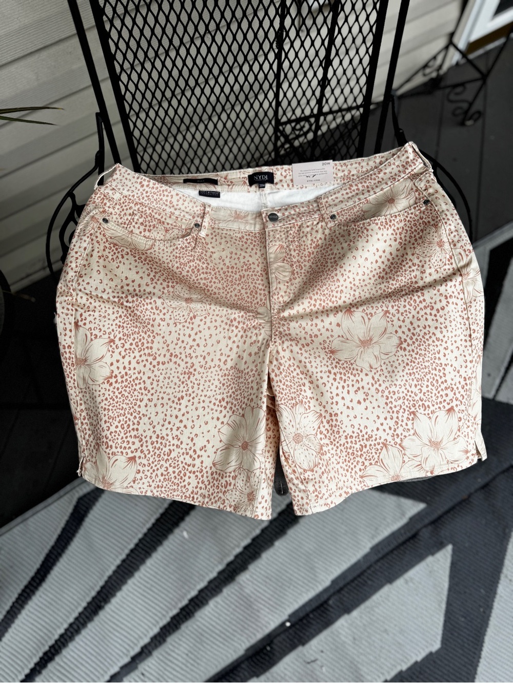 NWT NYDJ Ella Floral Leopard Print Denim Shorts 20W